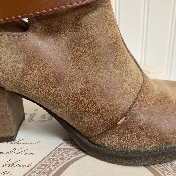 Brown ankle bootie with buckle - Picture 4 of 5